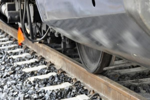 Un adolescent din Câmpulung Moldovenesc a ajuns în stare gravă la spital după ce a fost lovit de tren