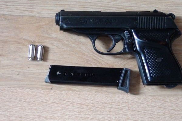 Angajatul unei firme de pază a intrat cu un pistol într-un casino unde a amenințat doi frați
