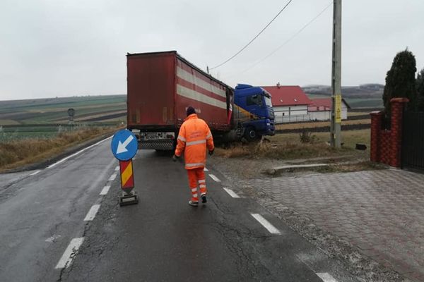 Un tir încărcat cu sare a ajuns în șanț la ieșire din localitatea Bălcăuți FOTO