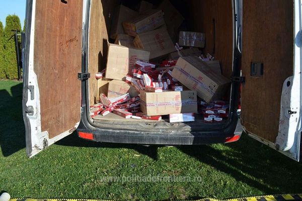 Microbuz plin cu țigări de contrabandă, depistat de polițiștii de frontieră în curtea unui imobil din Vicovu de Sus VIDEO