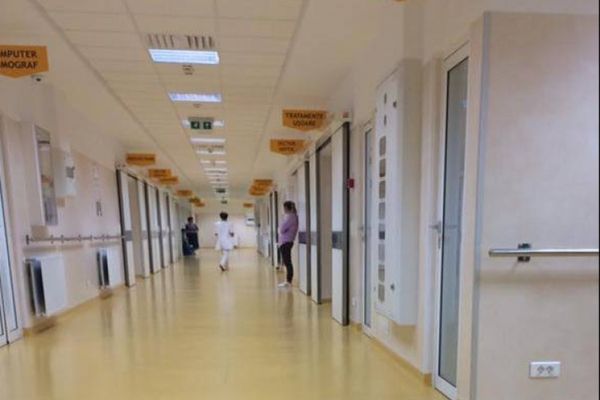 Accident de muncă. Administratorul unei firme de construcții a căzut în gol de la o înălțime de nouă metri