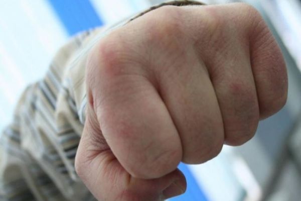 Primarul din Preutești, lovit cu pumnul în față de un localnic beat