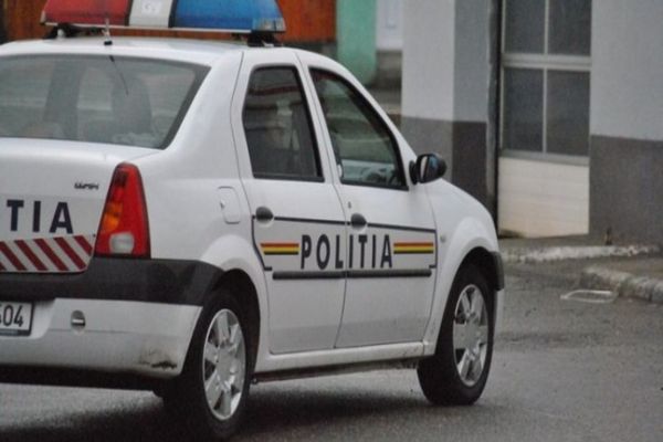 Beat la volan, un șofer a rămas blocat cu mașina pe calea ferată