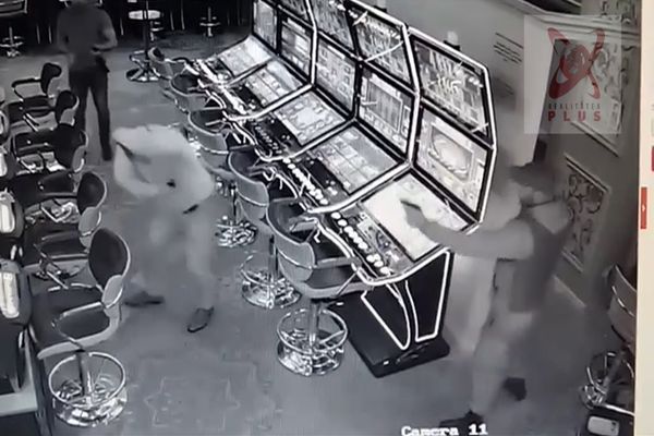 VIDEO Momentul în care doi frați au fost amenințați cu pistolul într-un cazinou din Rădăuți