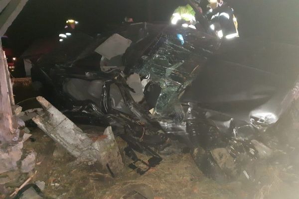 Trei persoane rănite, din care una încarcerată, după ce au intrat cu mașina într-un stâlp FOTO