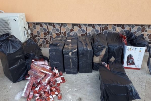 Percheziții în Suceava, Iași și Botoșani la contrabandiști de țigări Foto