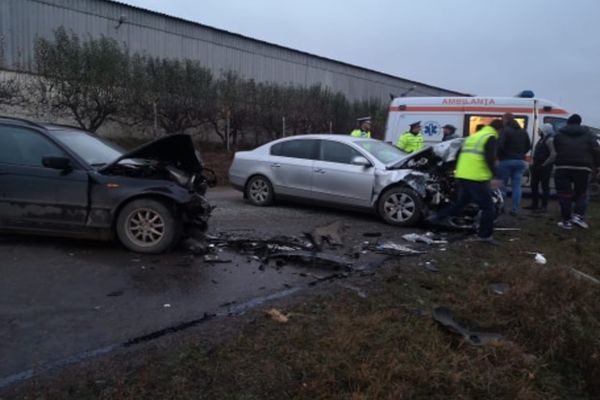 Accident soldat cu doi răniți, după o depășire neregulamentară FOTO