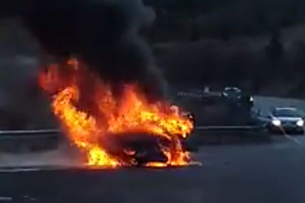 O mașină a ars ca o torță în Pasul Mestecăniș VIDEO