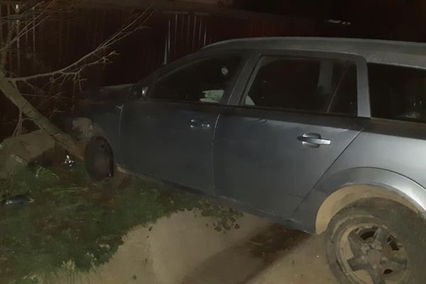 Două persoane au fost rănite după ce mașina în care se aflau s-a izbit în gardul unui imobil FOTO