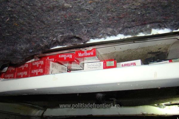 Țigări de contrabandă, ascunse în tavanul unui microbuz FOTO