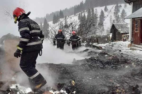 Casă distrusă de flăcări la Moldova Sulița FOTO