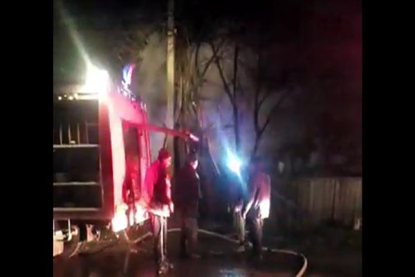 Incendiu la o gospodărie din localitatea Siminicea. Proprietarul a avut nevoie de îngrijiri medicale VIDEO