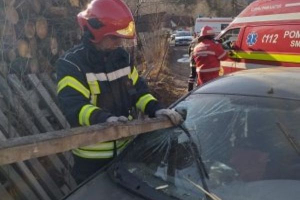 Un copil de 11 ani a ajuns în stare gravă la spital după ce mașina în care se afla s-a izbit violent într-un gard FOTO