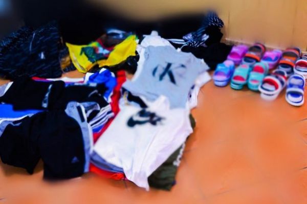 Marfă contrafăcută, confiscată de polițiști