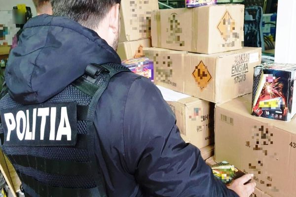 Aproape patru tone de articole pirotehnice au fost ridicate de polițiști în urma unor percheziții făcute în municipiul Suceava