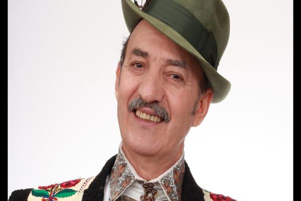 Un îndrăgit interpret de muzică populară a încercat să se sinucidă într-un hotel din Suceava