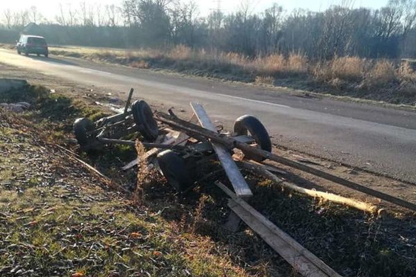 O persoană a fost rănită după ce o autoutilitară a intrat într-o căruță FOTO