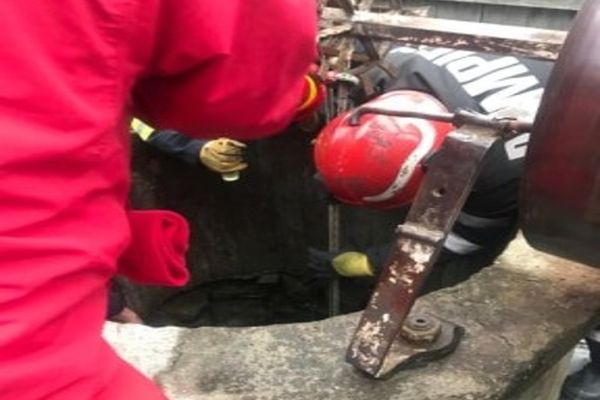 Tânără salvată de pompieri dintr-o fântână adâncă de 28 de metri VIDEO 