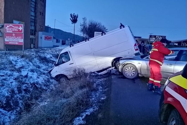 Două persoane rănite, după o coliziune între un microbuz de marfă și un autoturism VIDEO