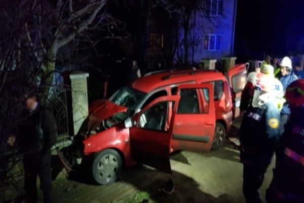 Patru persoane au fost rănite după ce s-au izbit cu mașina de un gard de beton FOTO