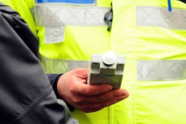 Mort de beat și fără permis, un tânar a furat o mașină din fața unei case din Rădăuți