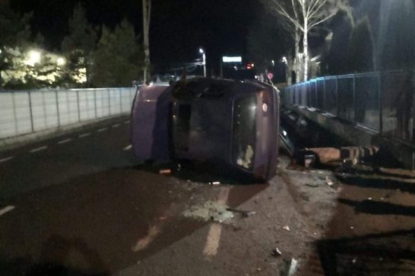 Dorna Candrenilor. Un tânăr de 19 ani s-a urcat beat la volan și s-a răsturnat cu mașina FOTO
