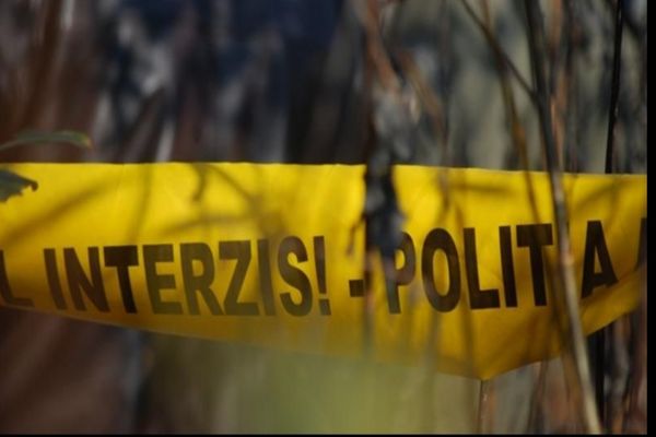 O bătrână de 81 de ani a fost găsită moartă în curtea casei