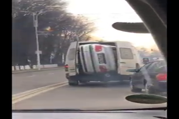 BMW transportat într-o dubă pe străzile din Rădăuți VIDEO