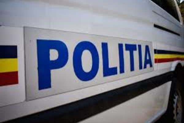 Accident în municipiul Suceava. Un șofer a intrat cu mașina într-un stâlp