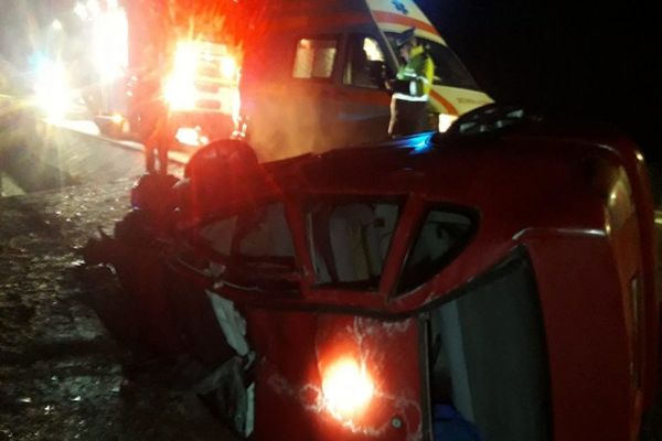 Un sucevean s-a răsturnat cu mașina după ce a lovit un cap de pod FOTO