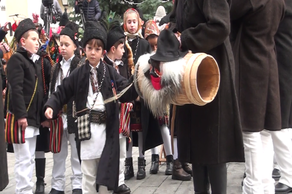 Peste 10.000 de spectatori la parada obiceiurilor de iarnă din Suceava. Printre aceștia și premierul Ludovic Orban VIDEO