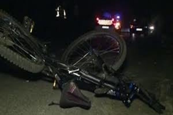 O adolescentă a ajuns la spital după ce a intrat cu bicicleta într-un moped