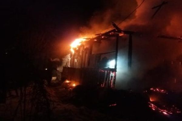 Tragedie la Zamostea. O bătrână a murit în casa cuprinsă de flăcări VIDEO