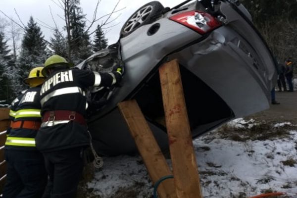 O persoană și-a pierdut viața la Brodina după ce mașina în care se afla s-a răsturnat FOTO