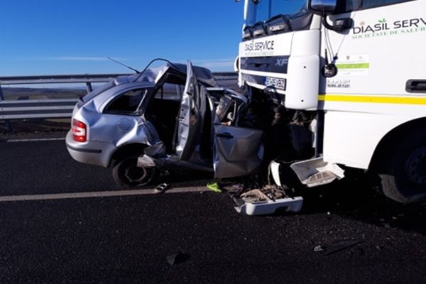 Un bărbat și-a pierdut viața după o coliziune frontală dintre un autoturism și un camion FOTO