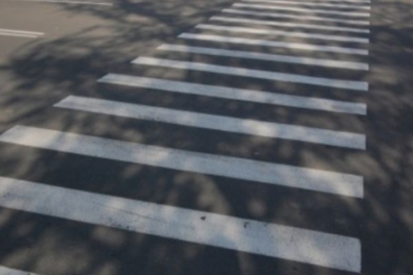 O femeie din Fălticeni a ajuns la spital după ce a fost lovită de un autotren pe trecerea de pietoni