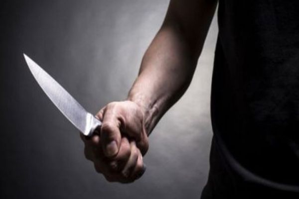 Un individ a fost trimis în judecată după ce a injunghiat agentul de pază al unui club