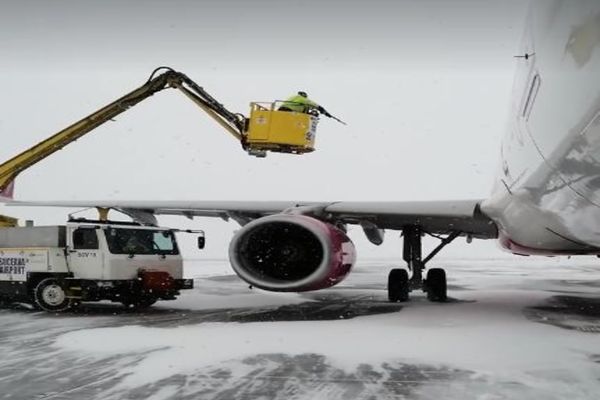 În ciuda viscolului, Aeroportul Suceava este operațional VIDEO