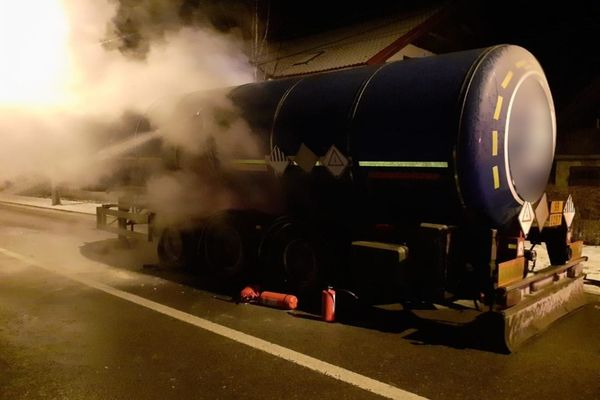 Un TIR încărcat cu bitum a luat foc în mers pe raza municipiului Câmpulung Moldovenesc FOTO