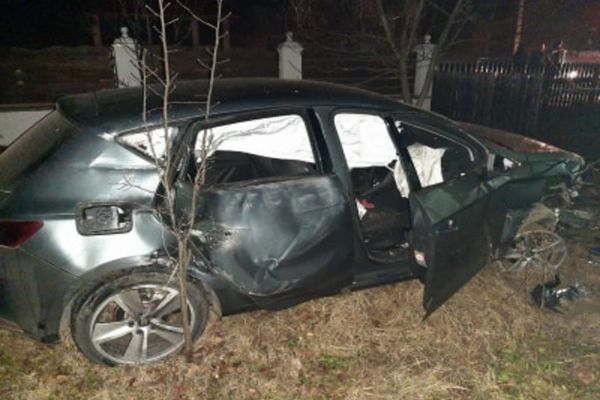 Două persoane rănite după ce un autoturism a intrat într-un gard FOTO