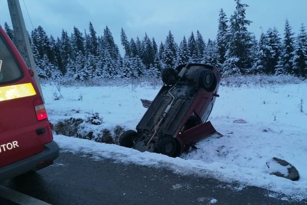 Mașină răsturnată în șanț, la Poiana Stampei FOTO