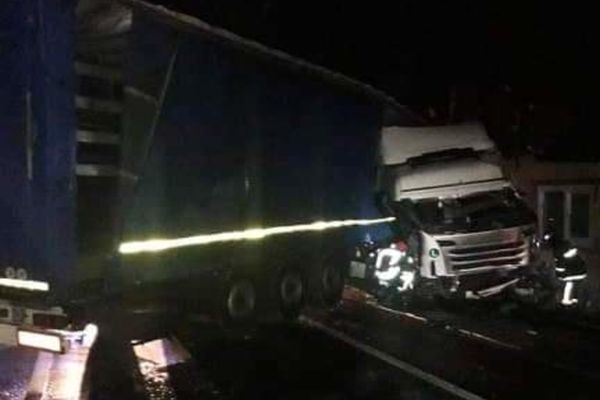 Un autotren a intrat  într-o casă, la Vama. Șoferul a fost grav rănit FOTO