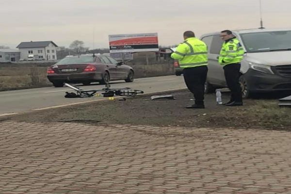 Tragedie la Bădeuți. Un biciclist și-a pierdut viața după ce a fost acroșat de o autoutilitară FOTO