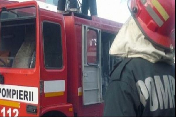 Un autoturism a fost distrus de flăcări în curtea unei firme din Păltinoasa