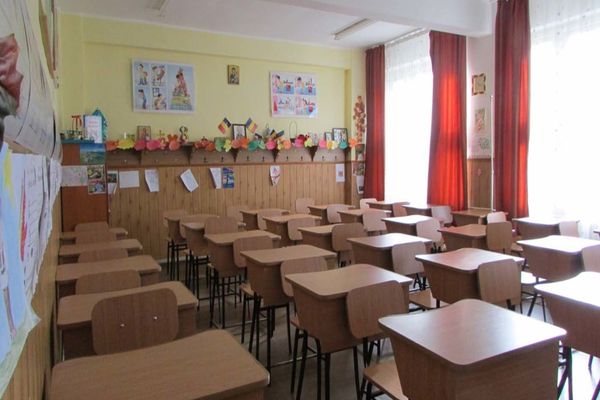 O mamă a fost reținută după ce a intrat într-o școală și a bătut un elev