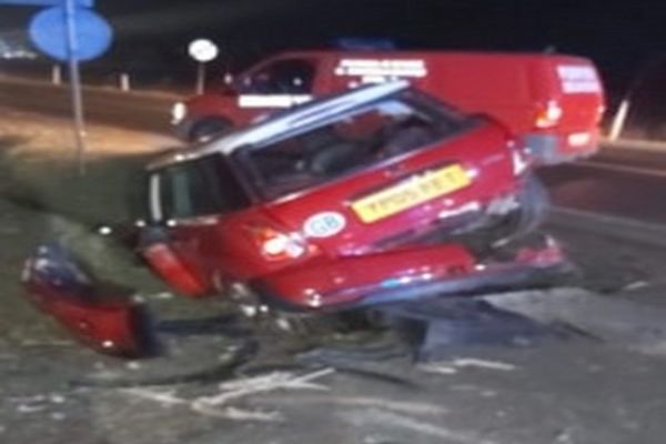 Trei persoane au fost rănite după ce au intrat cu mașina într-un cap de pod FOTO