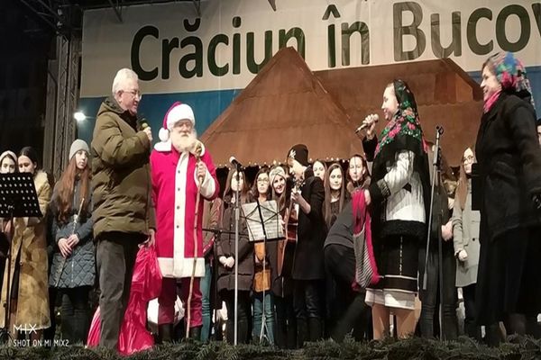 Moș Crăciun a împărțit peste 3000 de cadouri în centrul Sucevei. Primarul Ion Lungu i-a colindat pe cei prezenți VIDEO