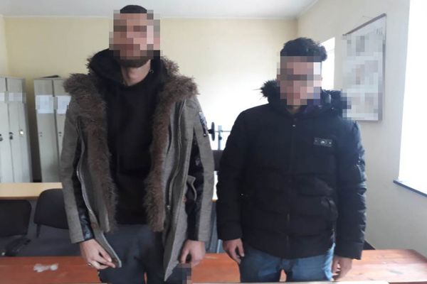Doi tineri din Maroc, prinși de polițiștii de frontieră de la Vicovu de Sus FOTO
