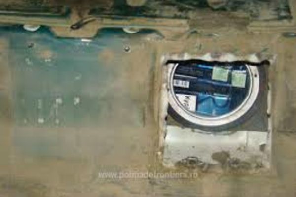 Țigări de contrabandă ascunse în rezervorul unui microbuz