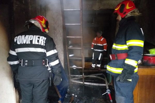 Incendiu într-un apartament din Câmpulung Moldovenesc. Pompierii au găsit o persoană în stare de inconștiență